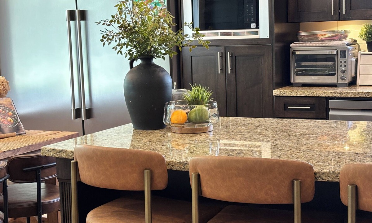 Langford House | LUX 4 Bedroom, 2 Bath Modern Farmhouse - Bear Mountain, Victoria, BC - Sleeps 8