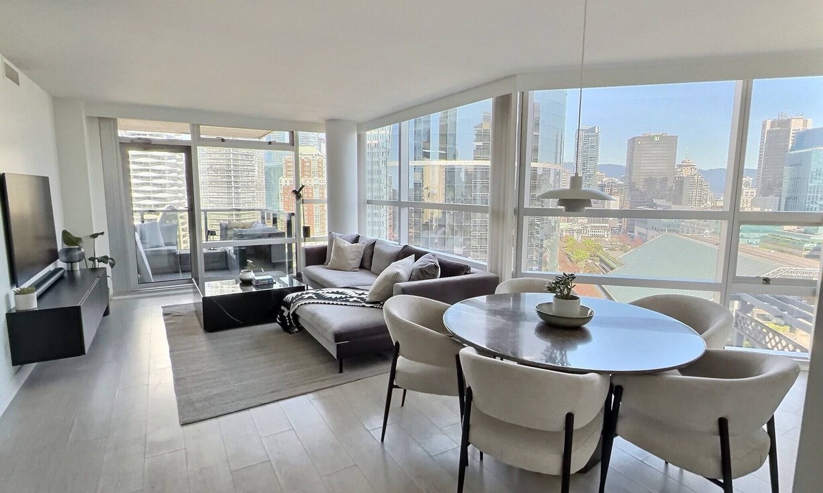 Downtown Vancouver Condo | Luxe 2BR/2BA | City+Mountain Views | Central Vancouver l Free Parking