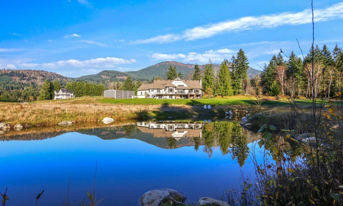 Sardis Villa | Luxe Mountain Villa with Hot Tub, Sauna, Fire Pit, Pool Table on 13 flat Acres.