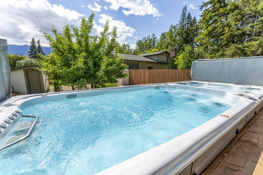 Windermere House | LUXURIOUS 5,500 sqft Home: 5 Br/5 Ba | PRIVATE Pool & Hot Tub | STEPS to Beach