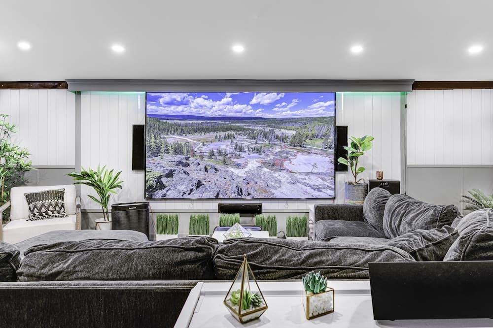 Etobicoke House | Luxurious 5 Star 5-Bedroom, 4-Bathroom Designer Estate