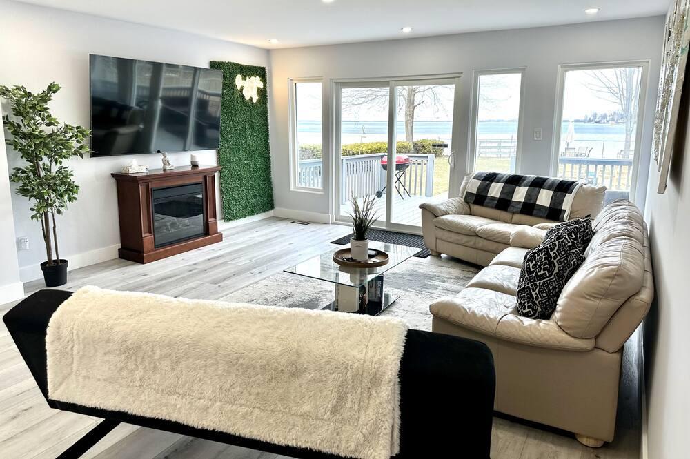 Orillia Cottage | Luxurious all season Lake Couchiching waterfront cottage