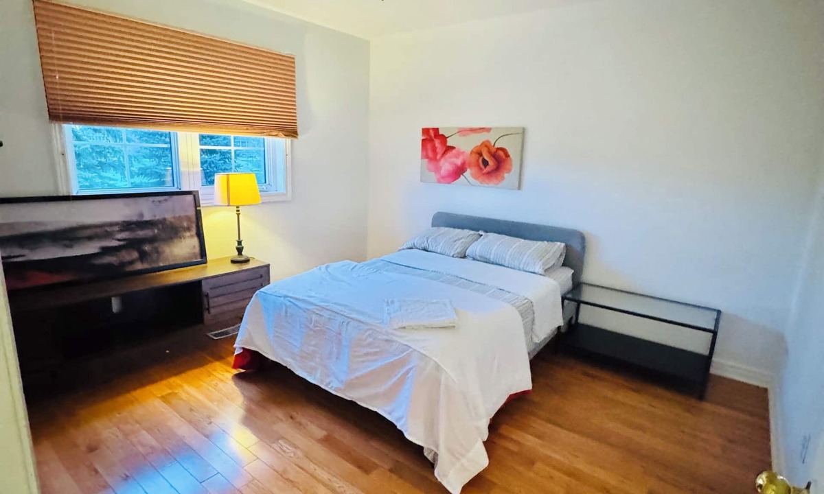 Churchill Meadows House | Luxurious House - 4 Bedrooms, 1 king, 3 queen, 1 singe bed near airport sq1