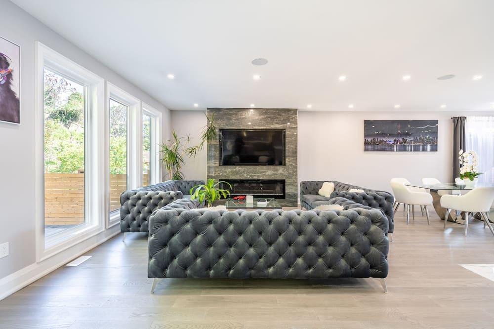 Humber Bay House | Luxurious Mansion South Toronto minutes from lake