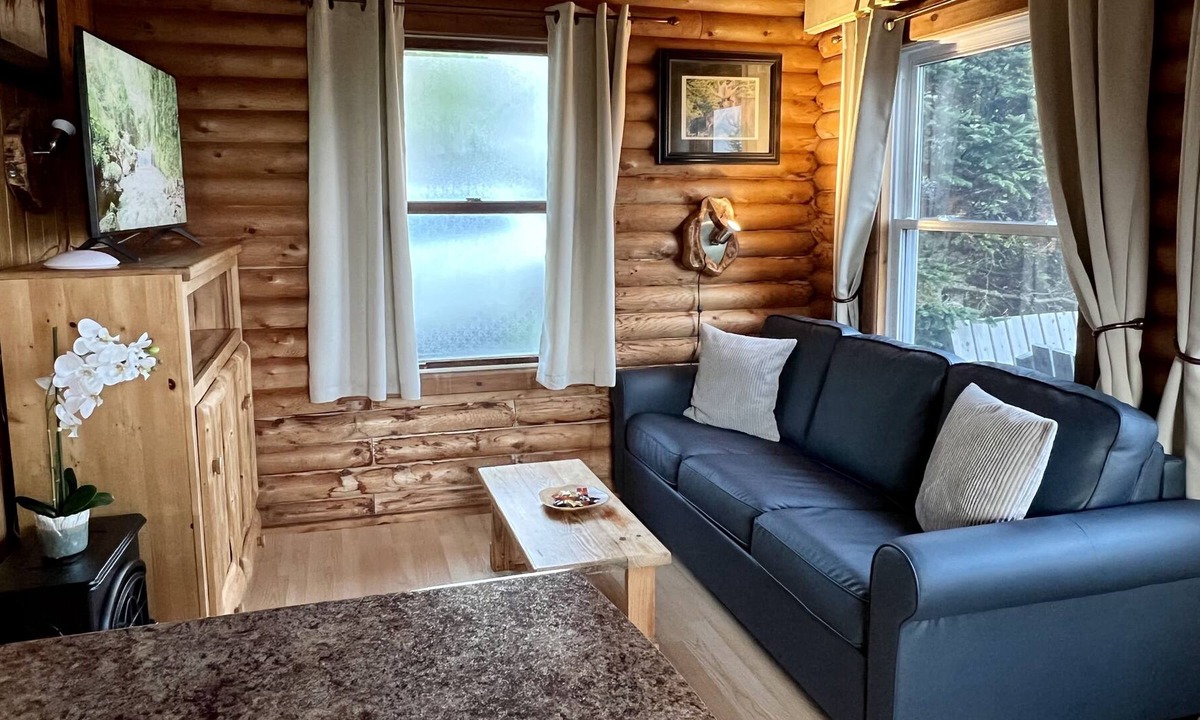 Saint Esprit Cottage | Luxurious Outdoor Hot Tub, Stunning Wooden Interior & Lake view