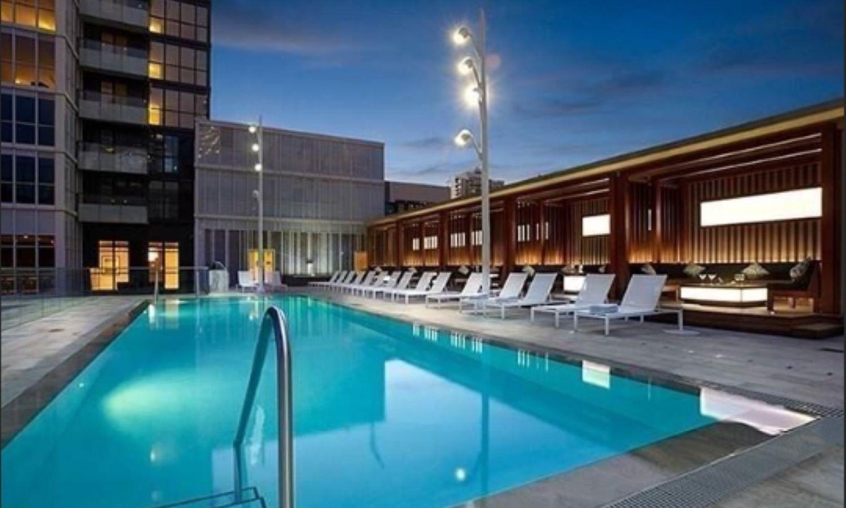 Fashion District Hotel | Luxury 2 Beds with Lakeview near CN Tower, Scotia Arena & FREE PRIVATE PARKING