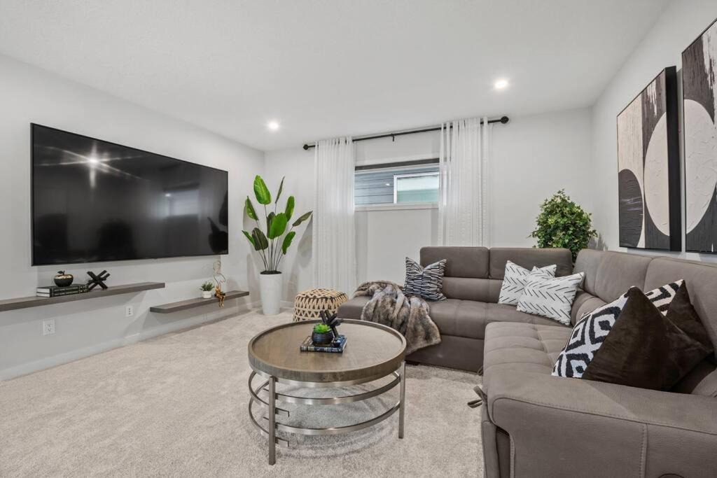 Cranston House | Luxury-4bed with AC-86"TV-BrandNew in Cranston, Calgary
