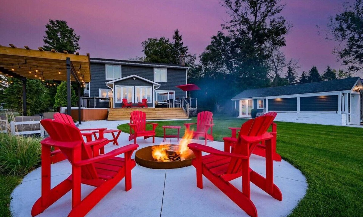 Port McNicoll Cottage | Luxury 4BR Lakefront Cottage W/Sauna & Dock!