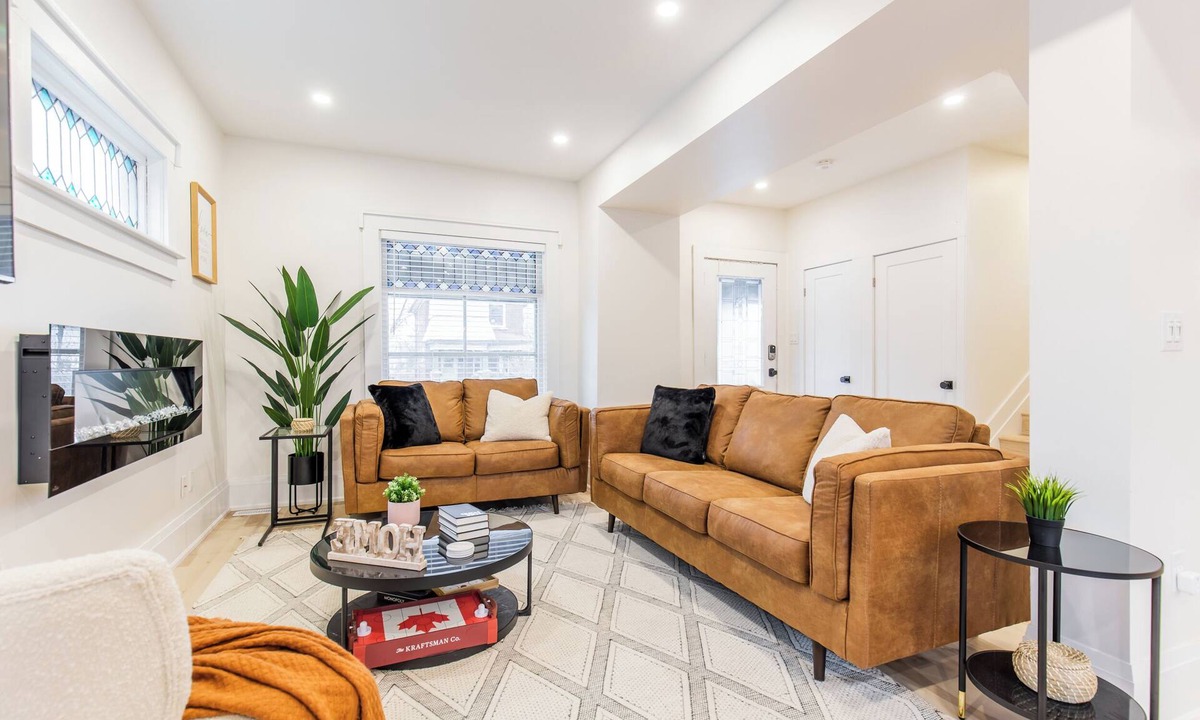 Niagara Falls House | Luxury 5BR Family Oasis W/GameRoom/King Bed/Hot Tub/Pool