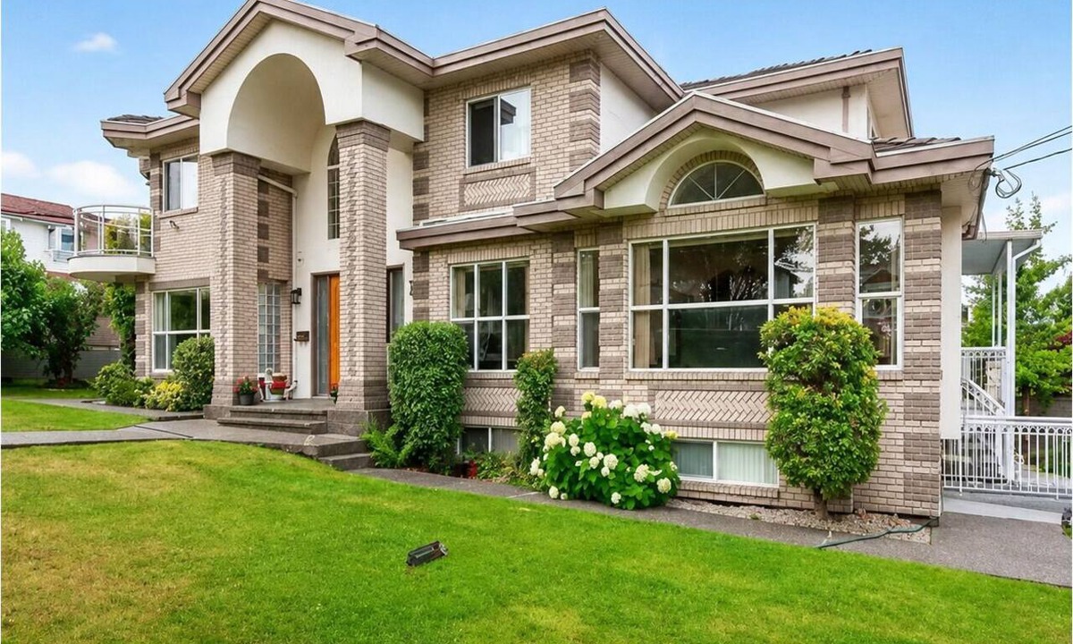 Burnaby House | Luxury 6BR Home w/Theatre | Sleeps 12+