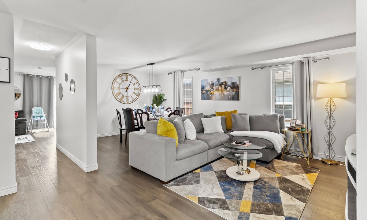 East Credit House | Luxury 7BR Haven in Mississauga| Near Square one| Minutes to Airport| Sleeps 16+