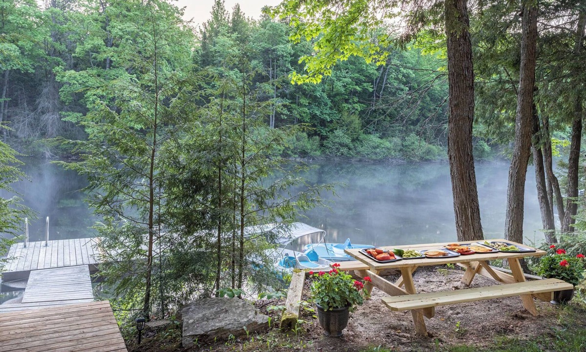 Bracebridge Cottage | Luxury Cabin, Sauna, River Cold Plunge,IGLOOS,EV,Wifi,Instapics! In Muskoka,ON