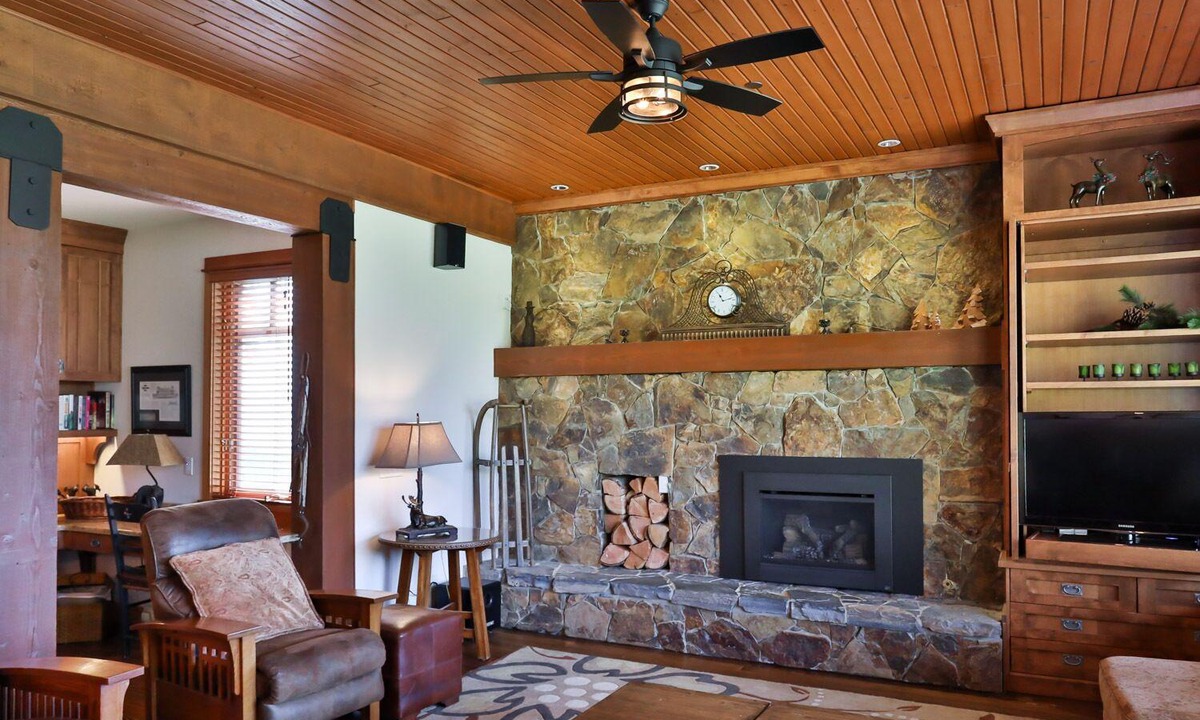 Big White Ski Resort Ski Chalet | Luxury Chalet! A True Ski In/Out! 5 Minute Walk to the Village! Feels Like Home!