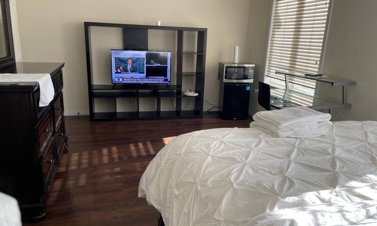 Brantford House | Luxury Chic 1BED Detached house in Central Brantford