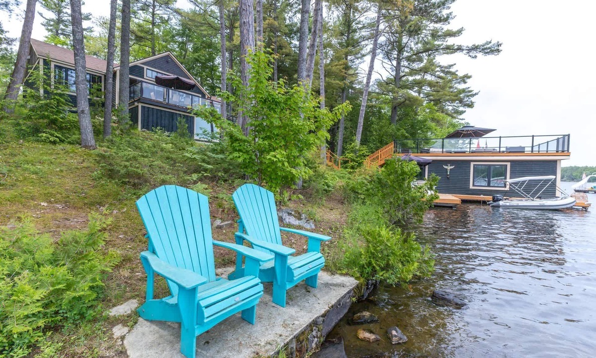 Gravenhurst House | Luxury Cottage, Central Lake Muskoka, Hot Tub!