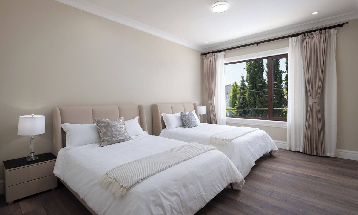 Richmond Apartment | Luxury Family Room . 2 Queen beds. Ensuite . Free parking. Central AC .Near YVR