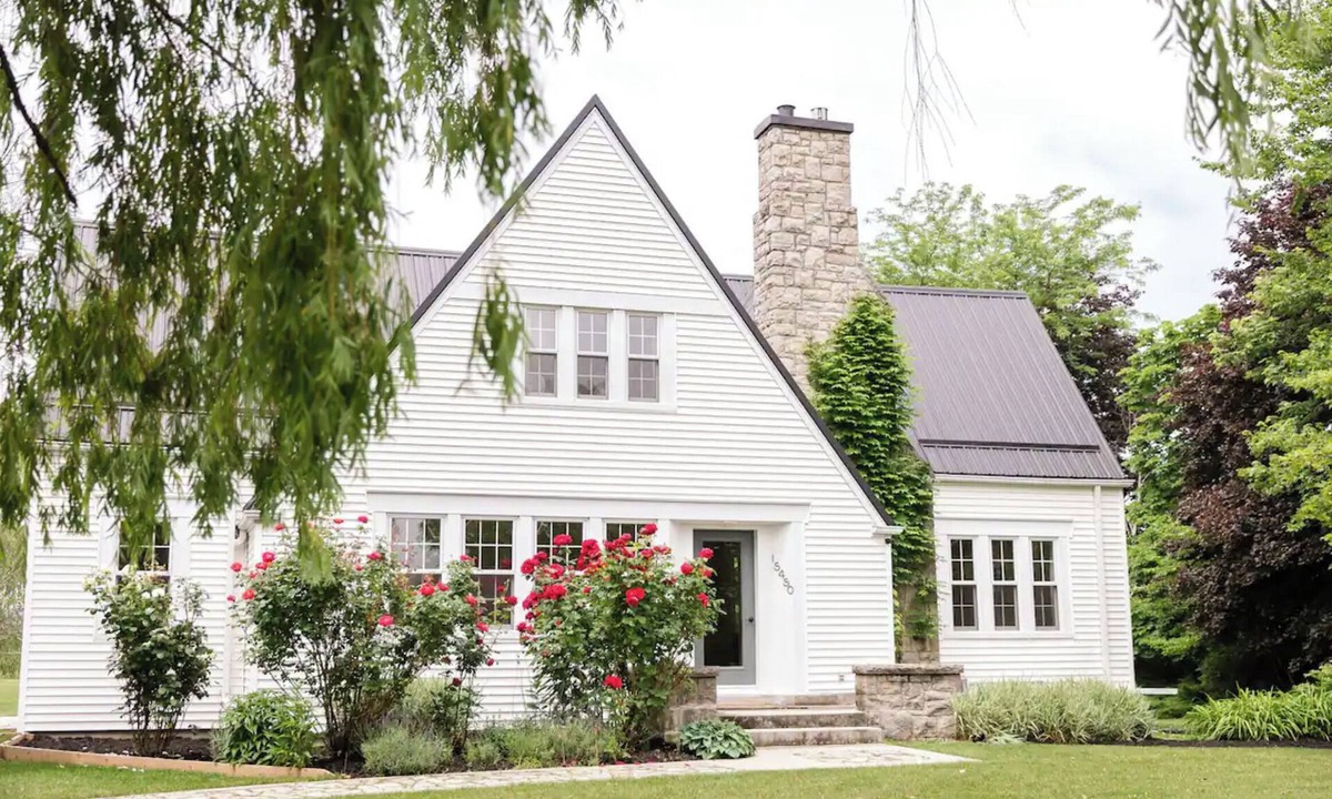 Virgil House | Luxury Farmhouse in Niagara-On-The-Lake: Waterfront & Vineyard Views