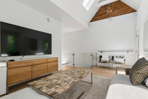 Summerhill Villa | Luxury Home 3bed2bath Yorkville Parking Sauna Gym