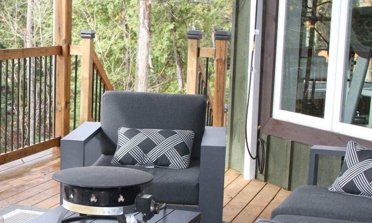 McKellar House | Luxury lakefront home 2 1/2 hours north of Toronto on 3 1/2 acres
