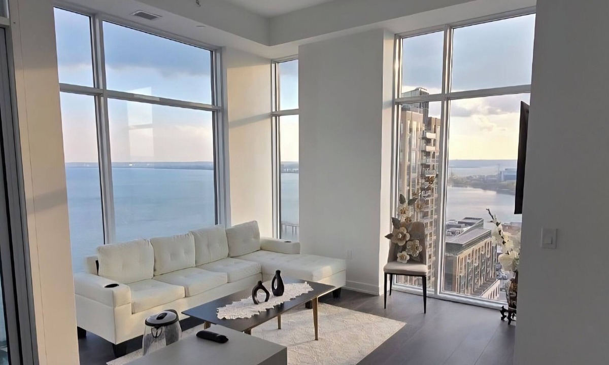 Burlington Apartment | Luxury Lakeview Corner Condo | Free Parking