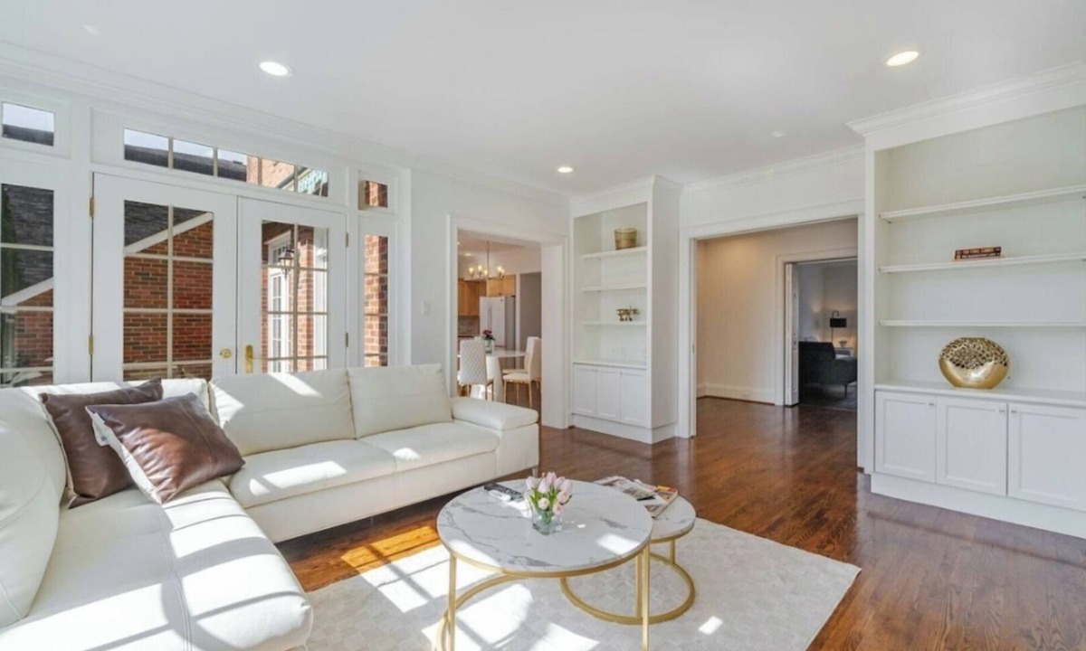 Lawrence Park House | Luxury & Large 4 Bedroom 2.5 Home Prestigious Desired Neighbourhood with Garage