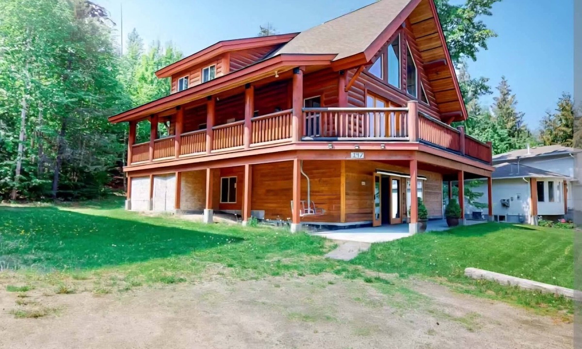 Christina Lake Ski Chalet | Luxury living made for gathering