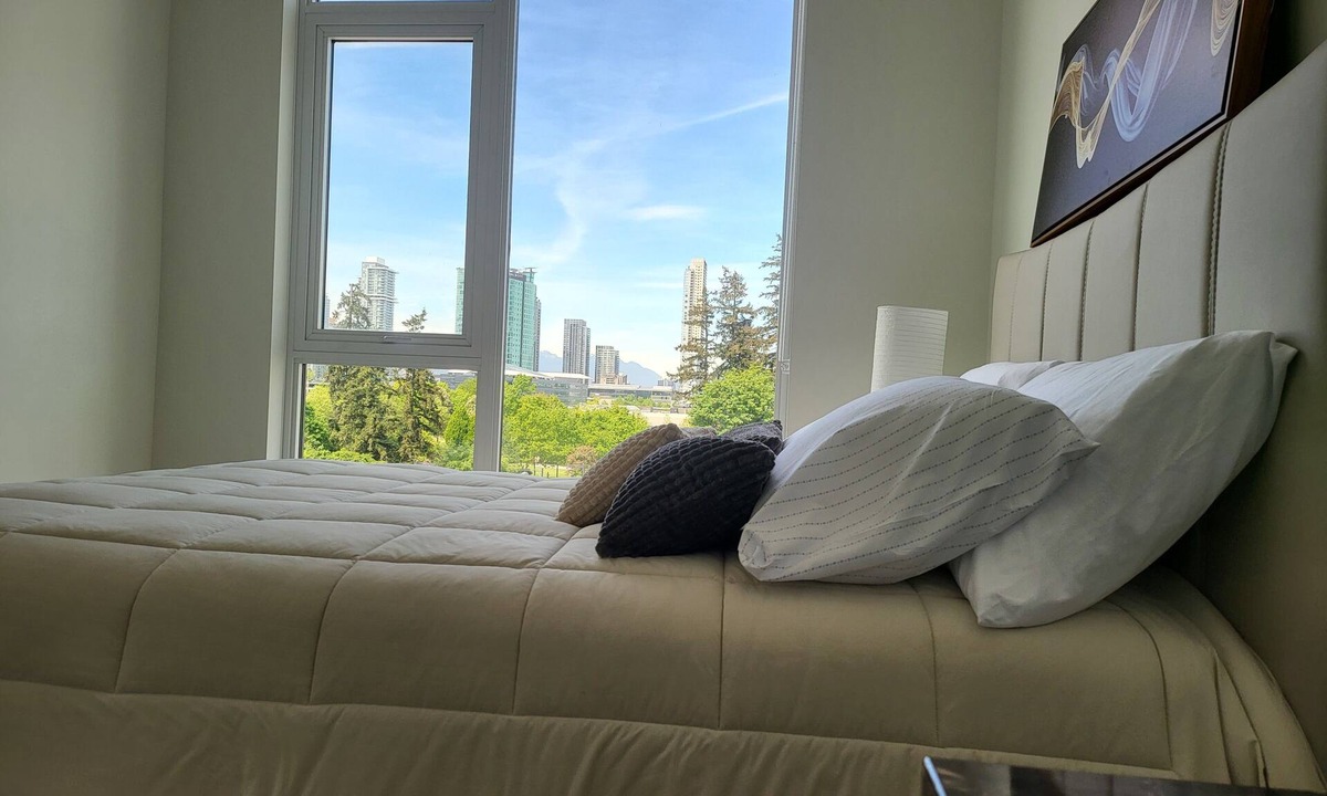 Surrey Condo | Luxury Living New Condo Overlooking Holland Park and central surrey down town.