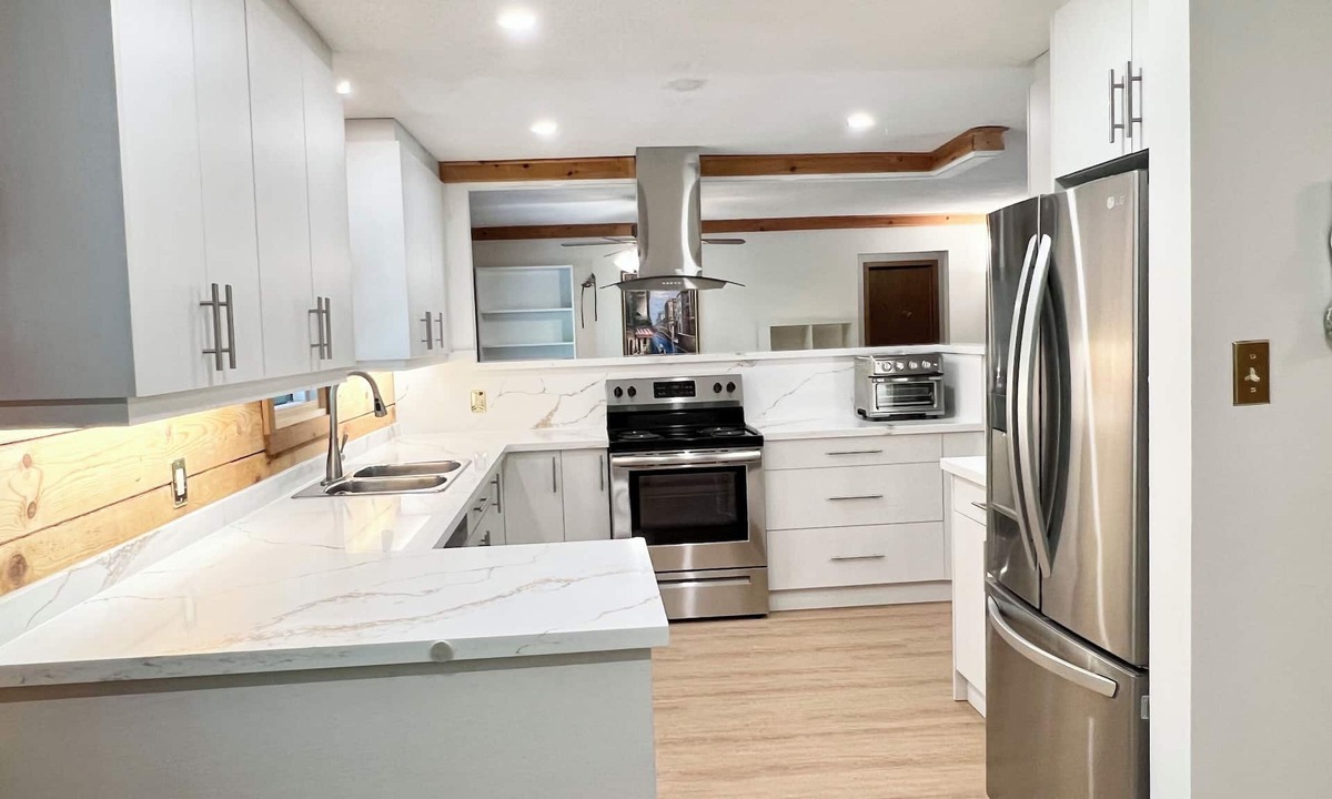 Lafontaine House | Luxury Log Cabin with work spaces, generator and car charger