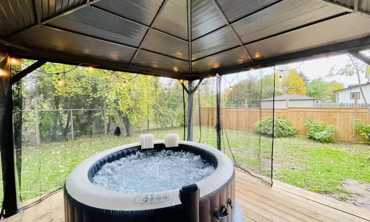 Niagara Falls House | Luxury Mansion-Walk To Clifton*Hot Tub*Game Centre