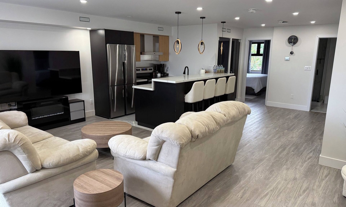 Niagara Falls House | Luxury Modern living minutes walk to Niagara Falls