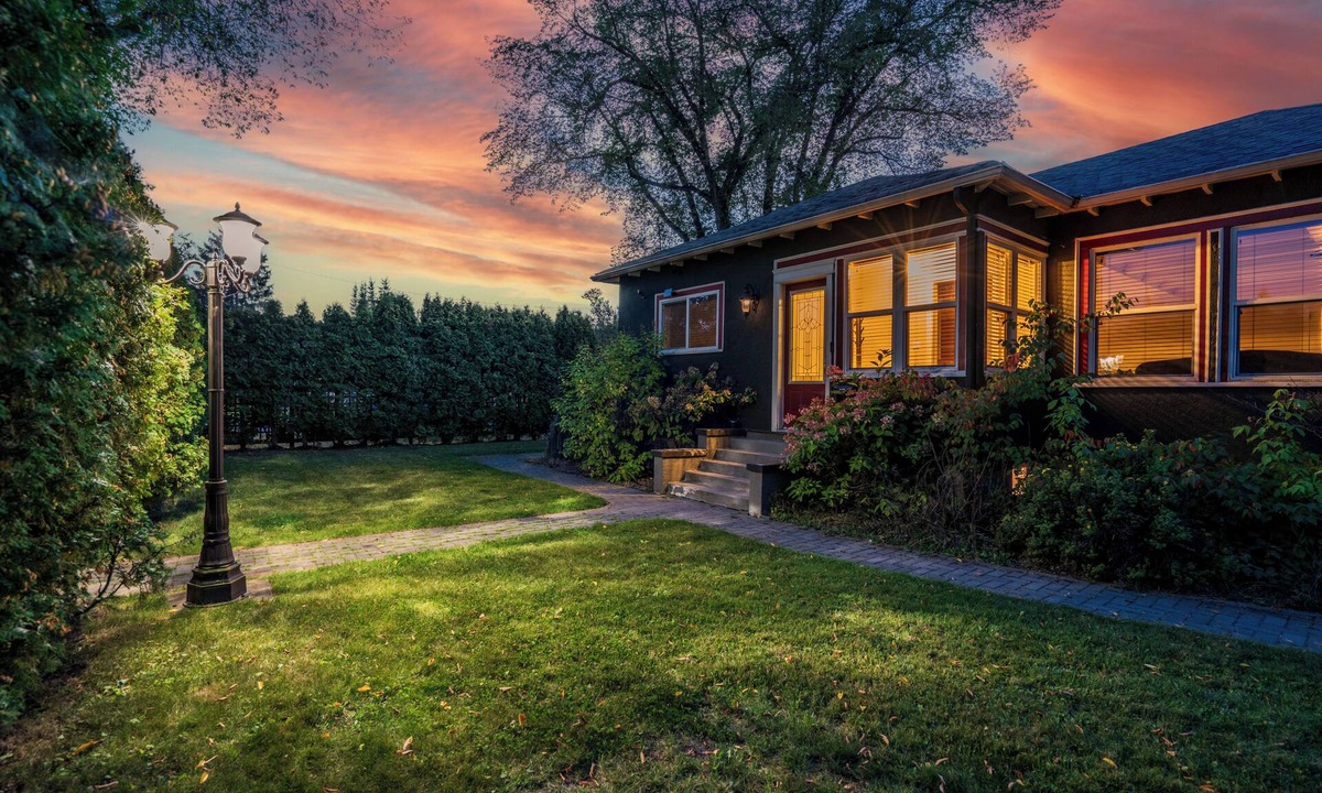 Prince George House | Luxury pet friendly estate w/hot tub and heated pool in the heart of the city