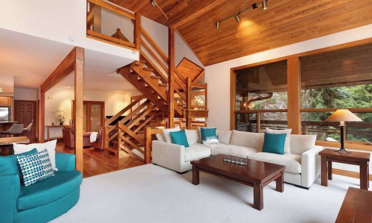 Blueberry Hill House | Luxury Private 5 Bedroom Blueberry Chalet!
