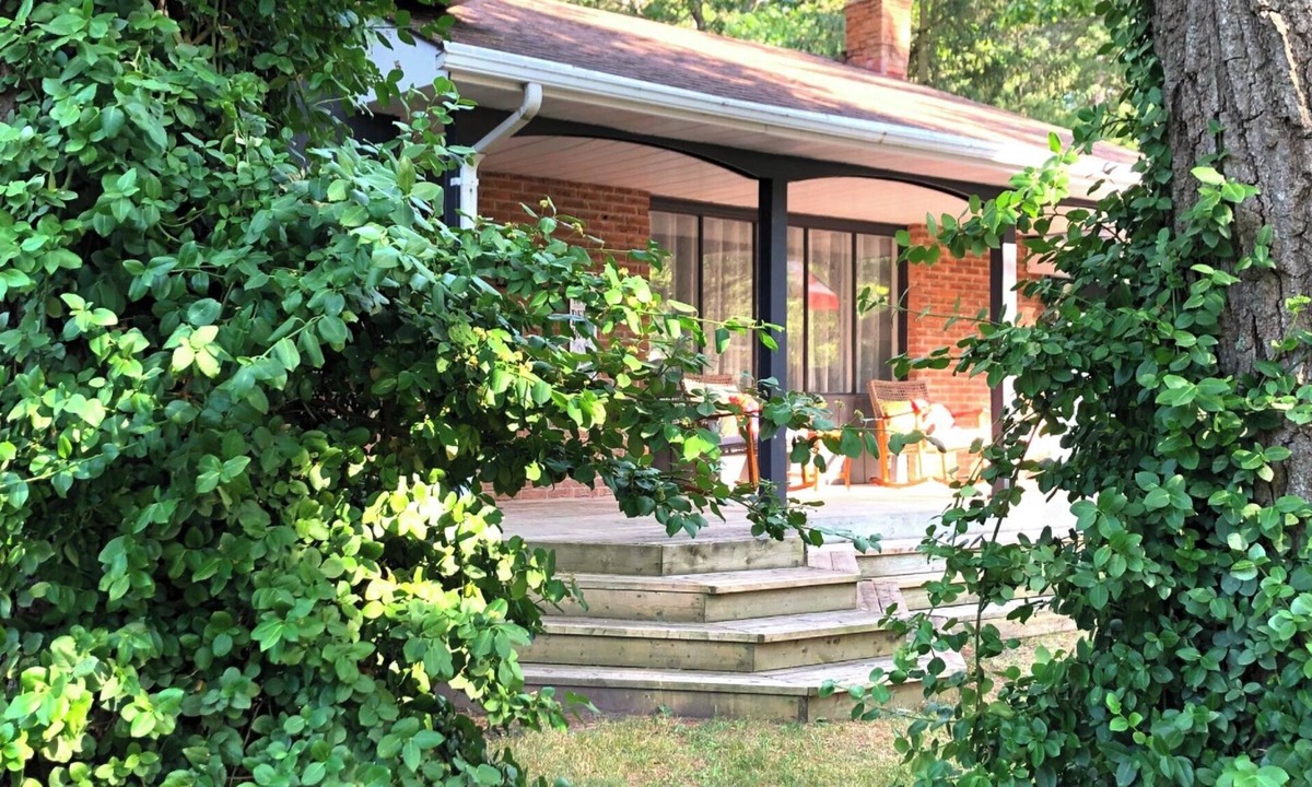 Port Franks Cottage | Luxury retreat-King Beds- Game Room- Hot Tub-Private Beach Access