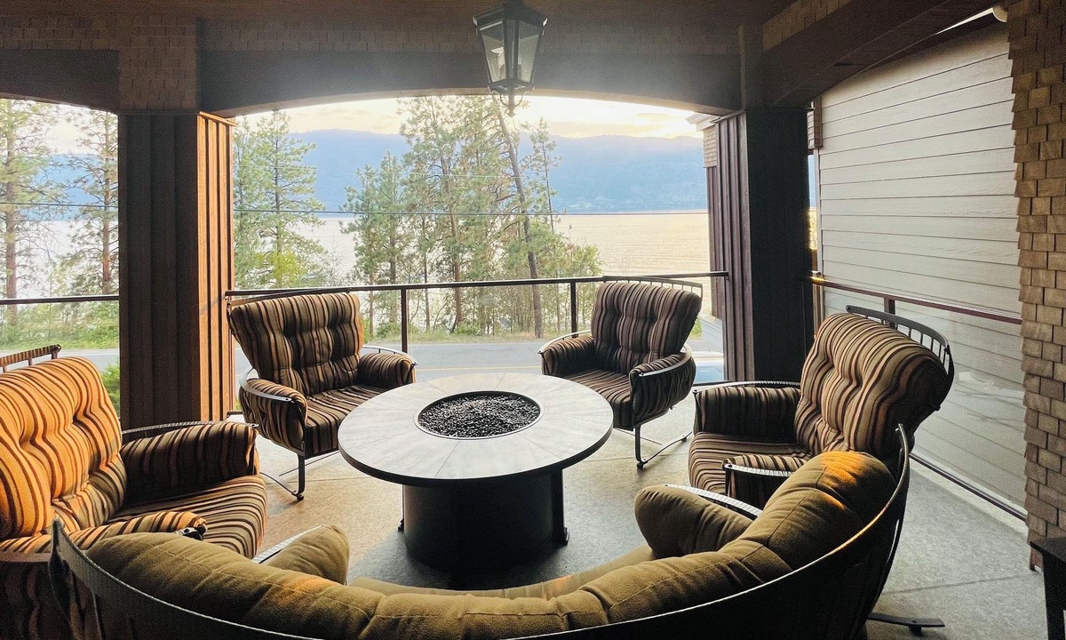 Central Okanagan House | Luxury semi-watefront beach house in the heart of the Okanagan next to Kelowna