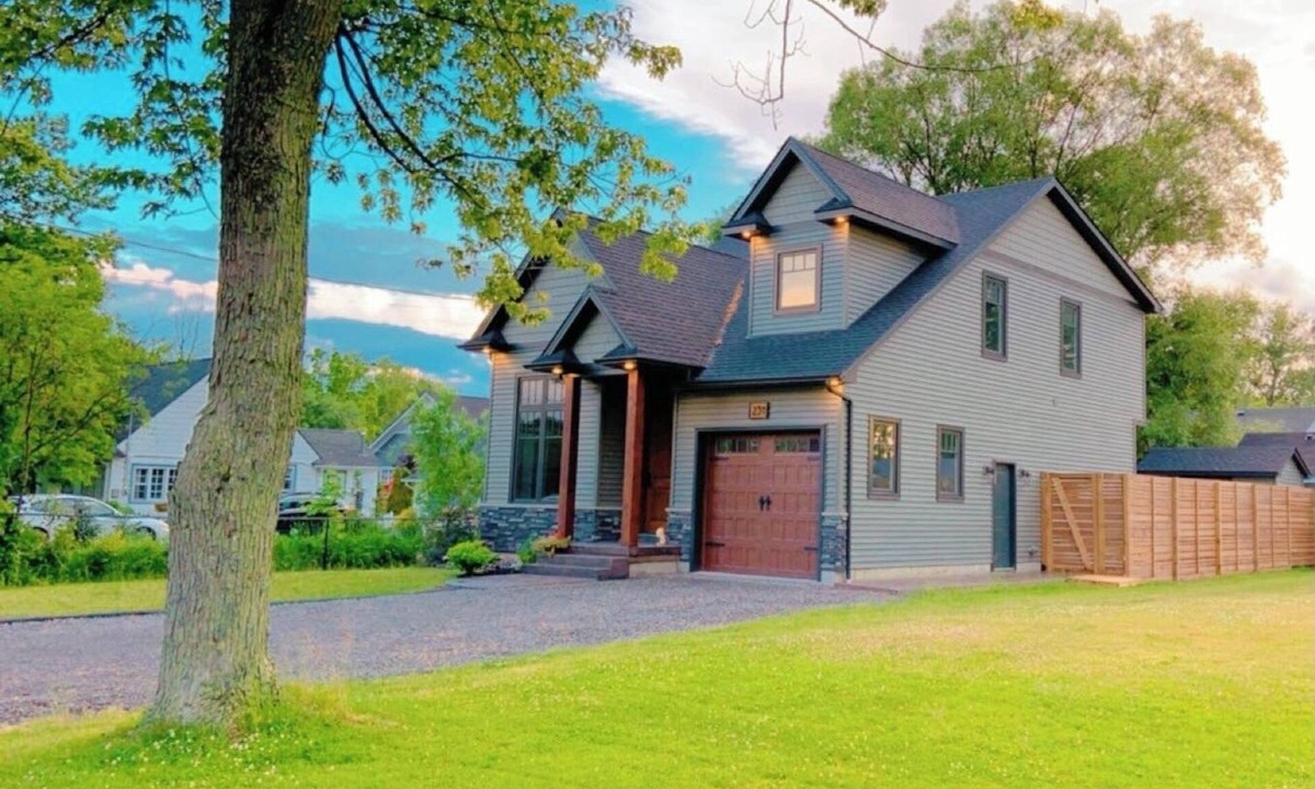 Crystal Beach House | Luxury stay at a Beach House Sleeps 8 Walk to Bay Beach
