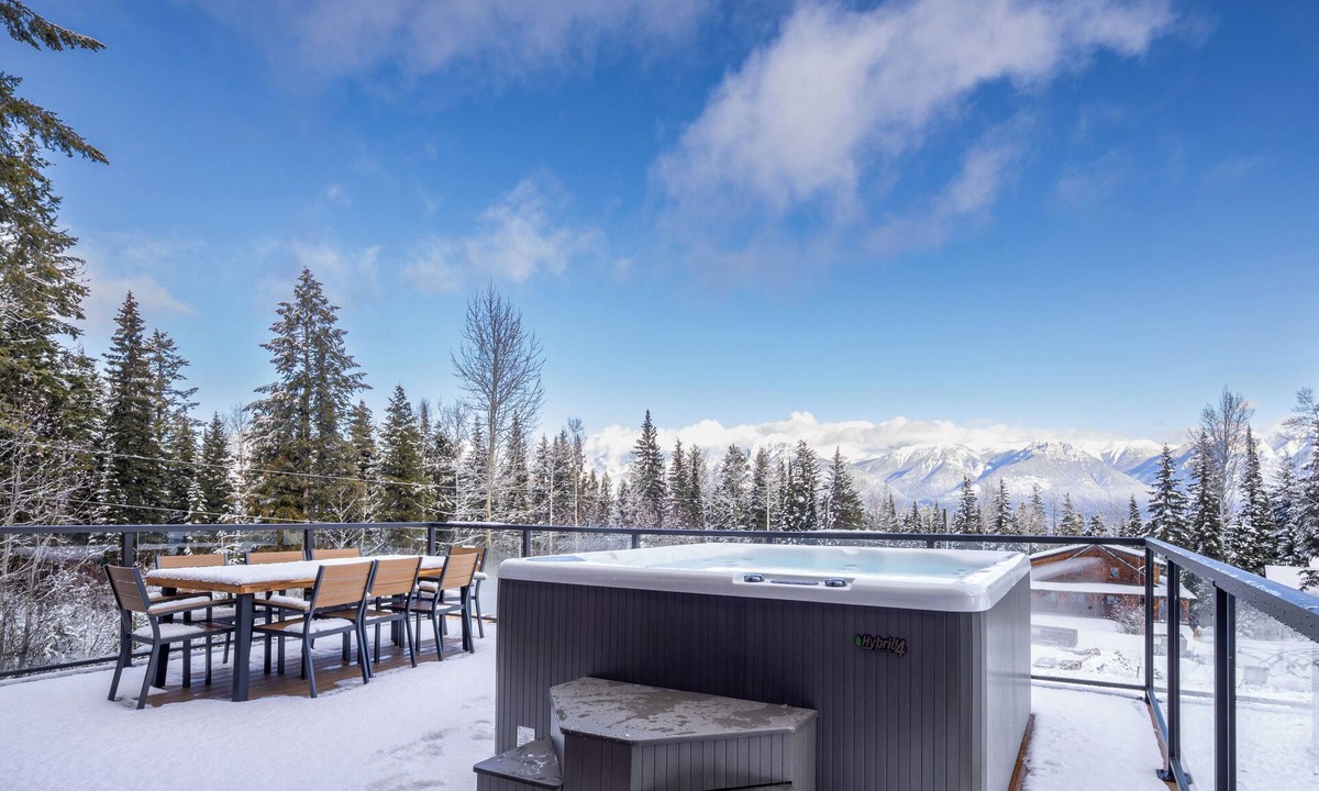 Golden House | Luxury Townhome with hot tub - perfect for big families and group get-togethers