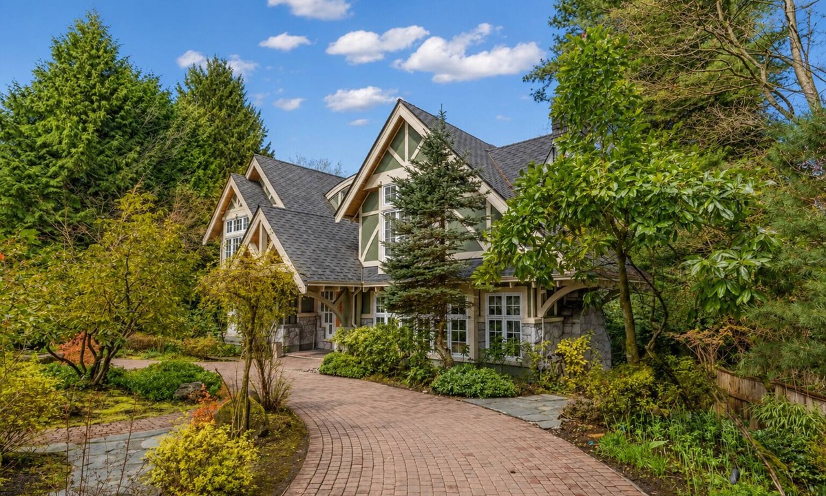Shaughnessy Villa | Luxury West Side Mansion | Garden Retreat 5 min to Downtown