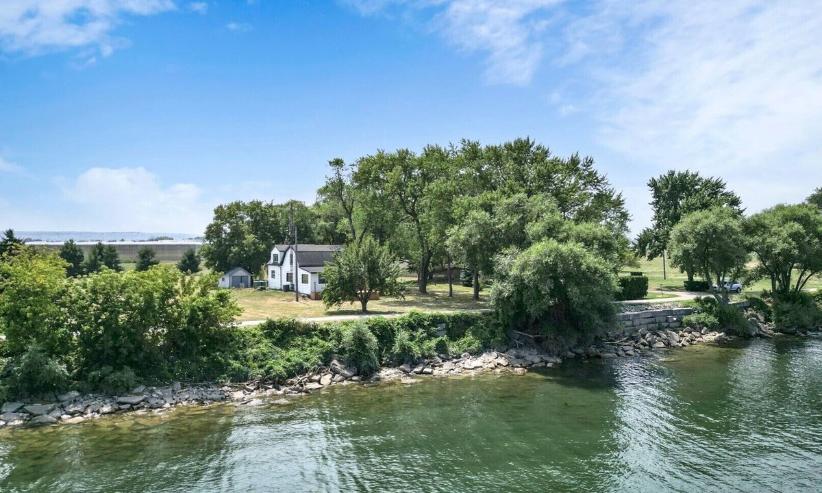 Lincoln House | Majestic Oasis by the shores of Lake Ontario minutes away from Niagara Falls