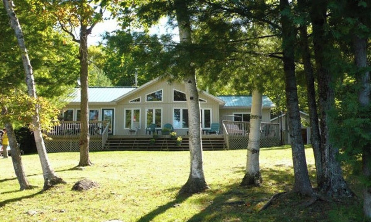 Cloyne Cottage | Mapleview - Three Bedroom Cottage, Sleeps 12