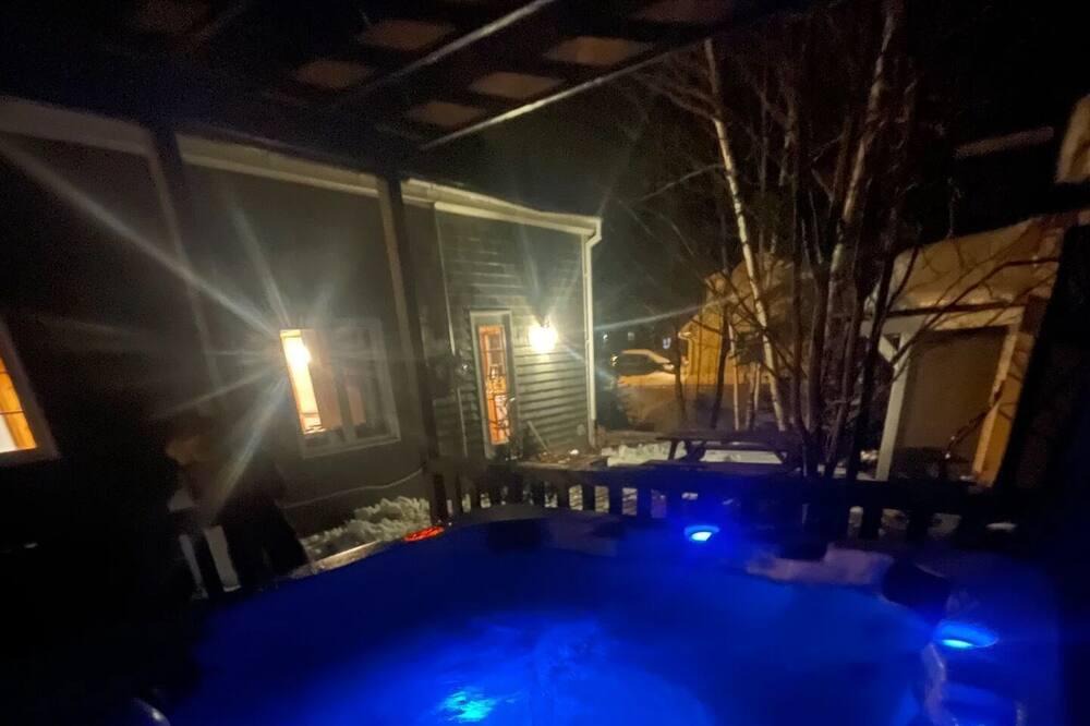 Steady Brook House | Marble Saltbox - hottub