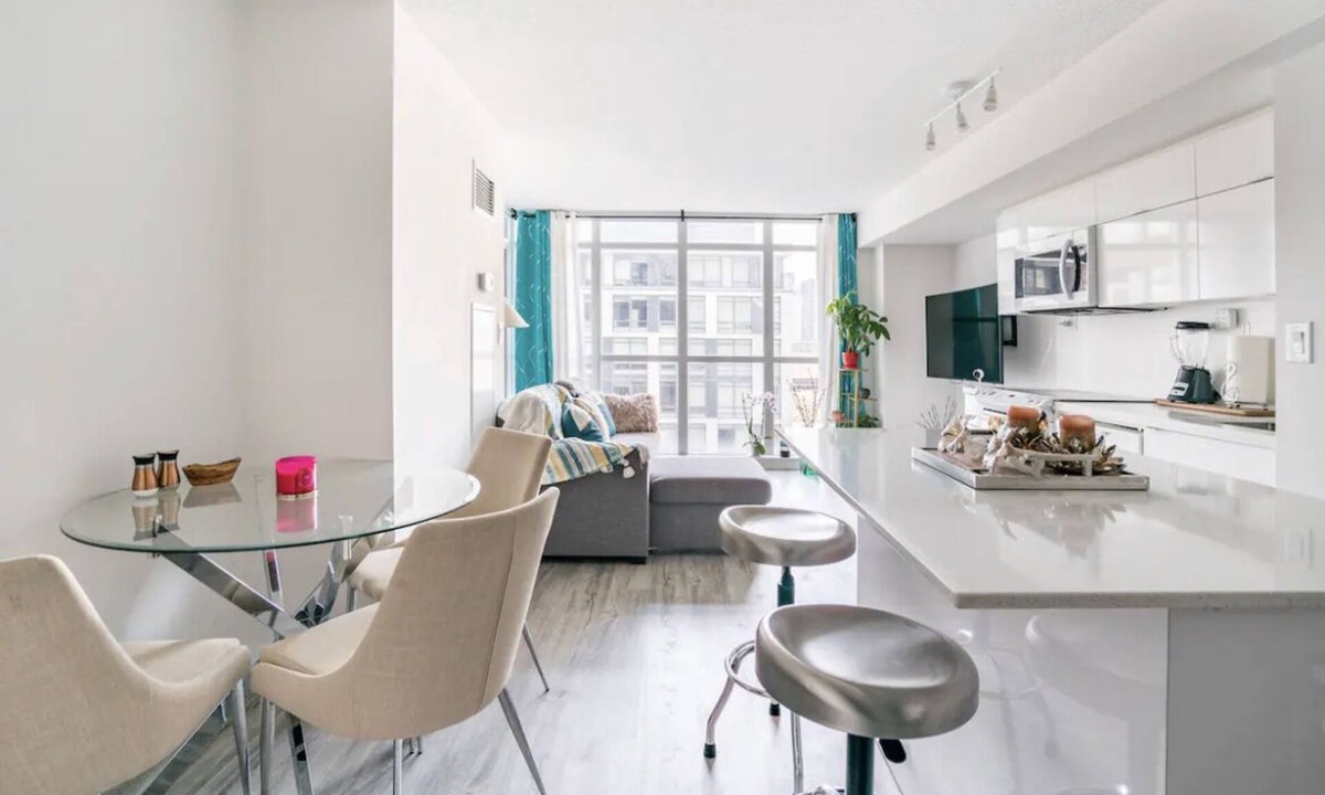 Wellington Place Bed & Breakfast | Master bedroom in Downtown Toronto, best location near CN tower