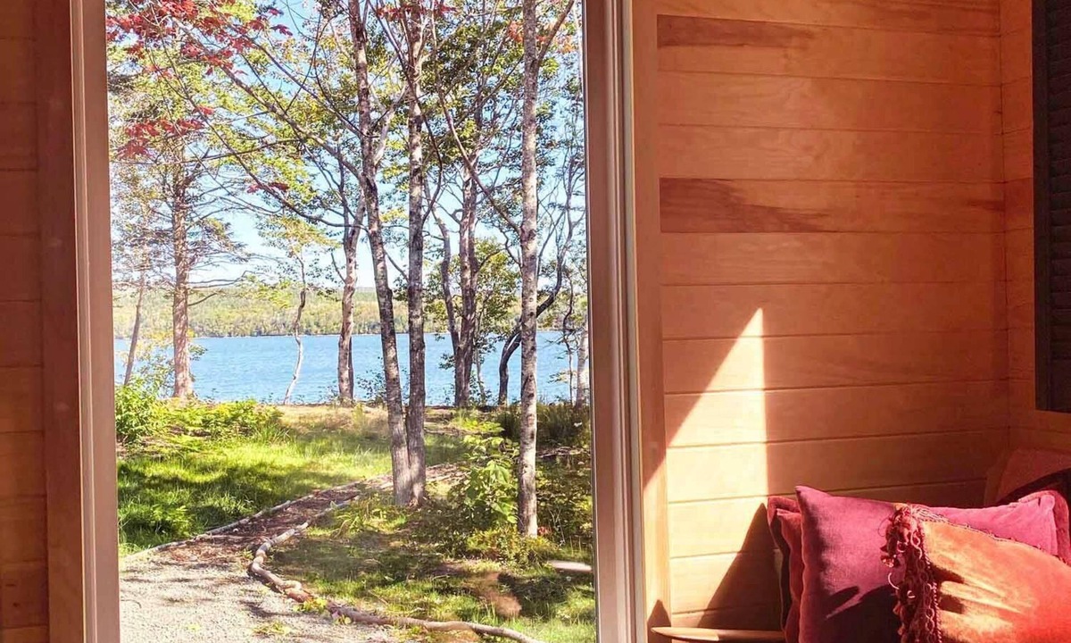 Glenville Cabin | Mayfly Tiny House on fresh water Lake Ainslie 12 min distant to Inverness beach