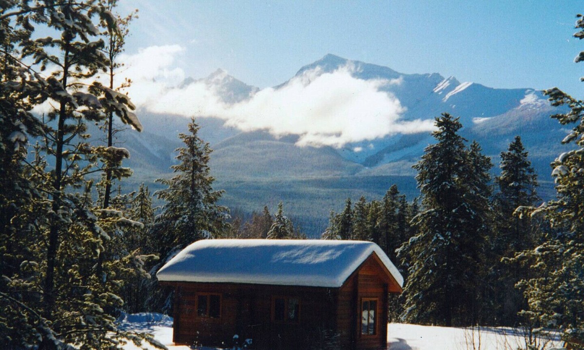 Tete Jaune Cache Hotel | Mica Mountain Lodge & Pine cabin at Mt Robson Park near Jasper National Park