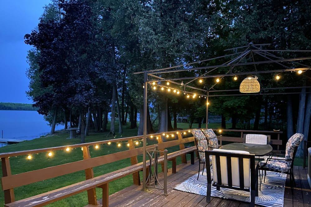 North Algona Wilberforce Cottage | Mink Lake Waterfront Cottage