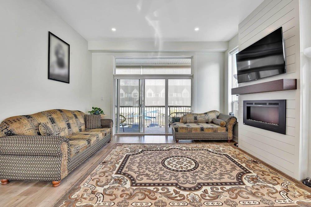 Sardis House | Minutes away from Vedder river, trails & parks, this 3 bed + den home is purfect