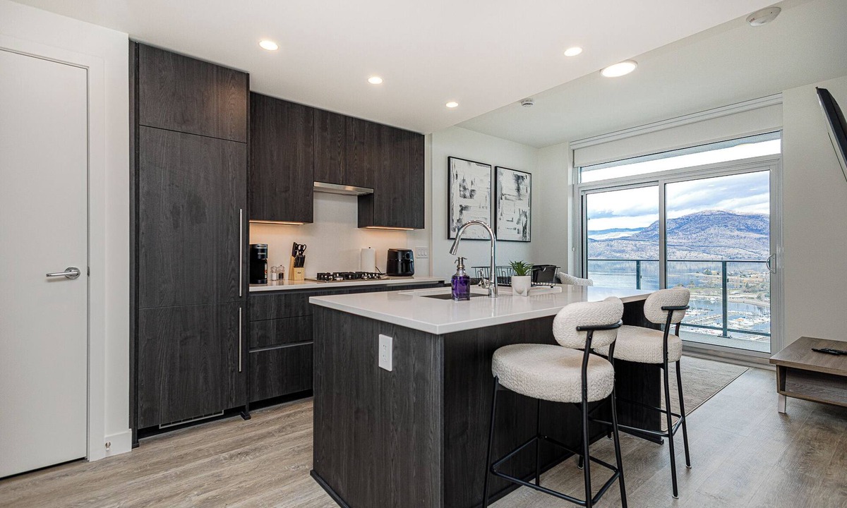 Downtown Kelowna Condo | Modern 1-bedroom condo, Lakeview, sleeps 4, pool, gym, amazing amenities.