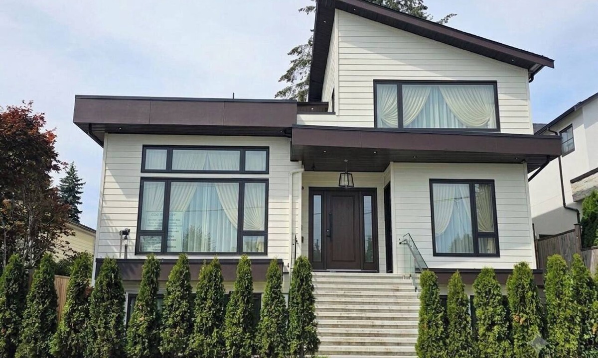 Upper Lonsdale House | Modern: 2 BDR+Den for 5 Laundry, 75" TV 4min walk to shops Bus rout to downtown
