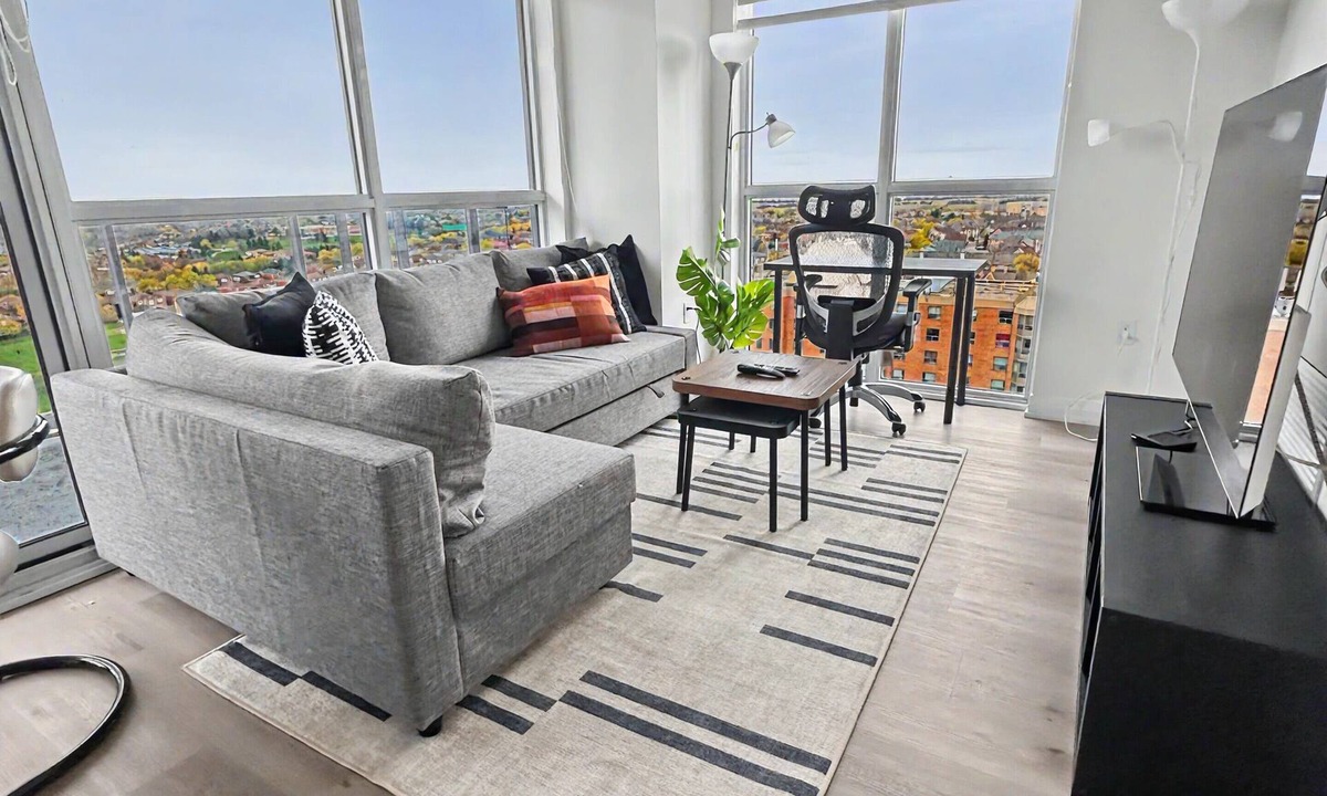 Hurontario Apartment | Modern 2BR+Den Condo near Square One | Sleeps 6 | Mins to Pearson YYZ