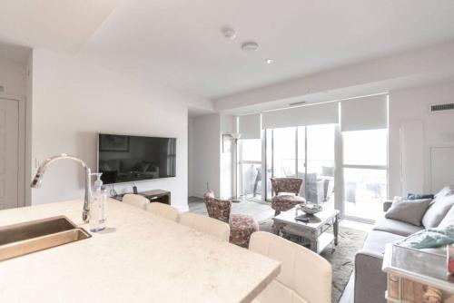 Innisfil Apartment | Modern 2BR Getaway with Balcony, BBQ and Parking