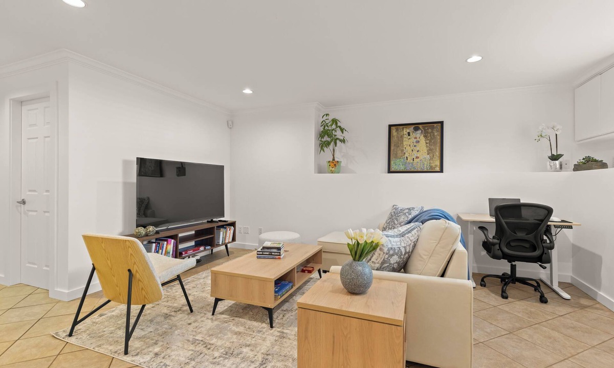 Dunbar House | Modern 2BR near UBC, 10 min to downtown, sleeps 6 with parking